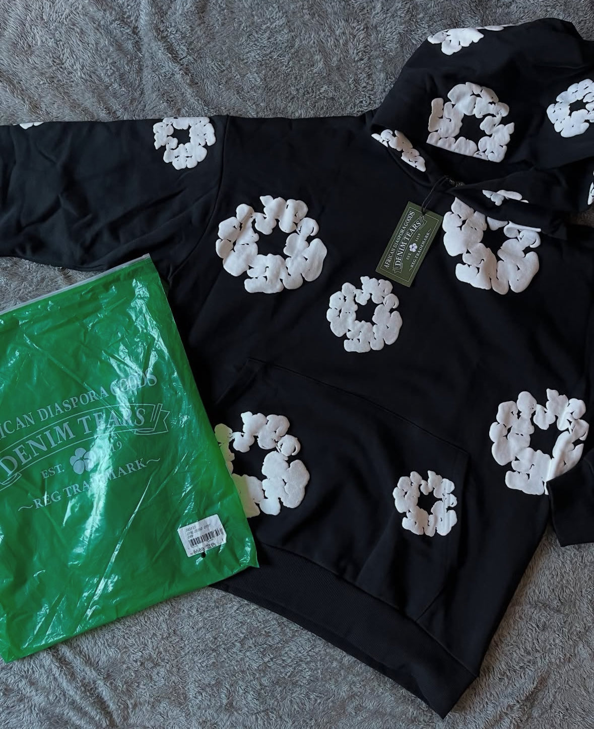 DT Hoddie black and withe