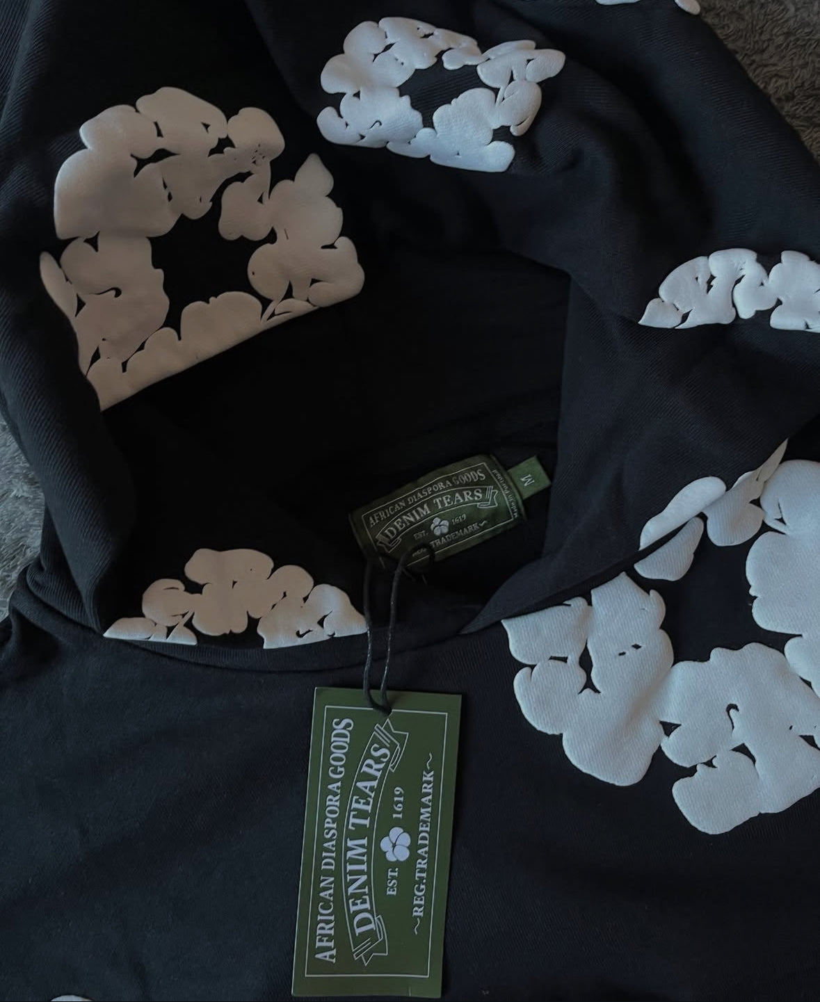 DT Hoddie black and withe